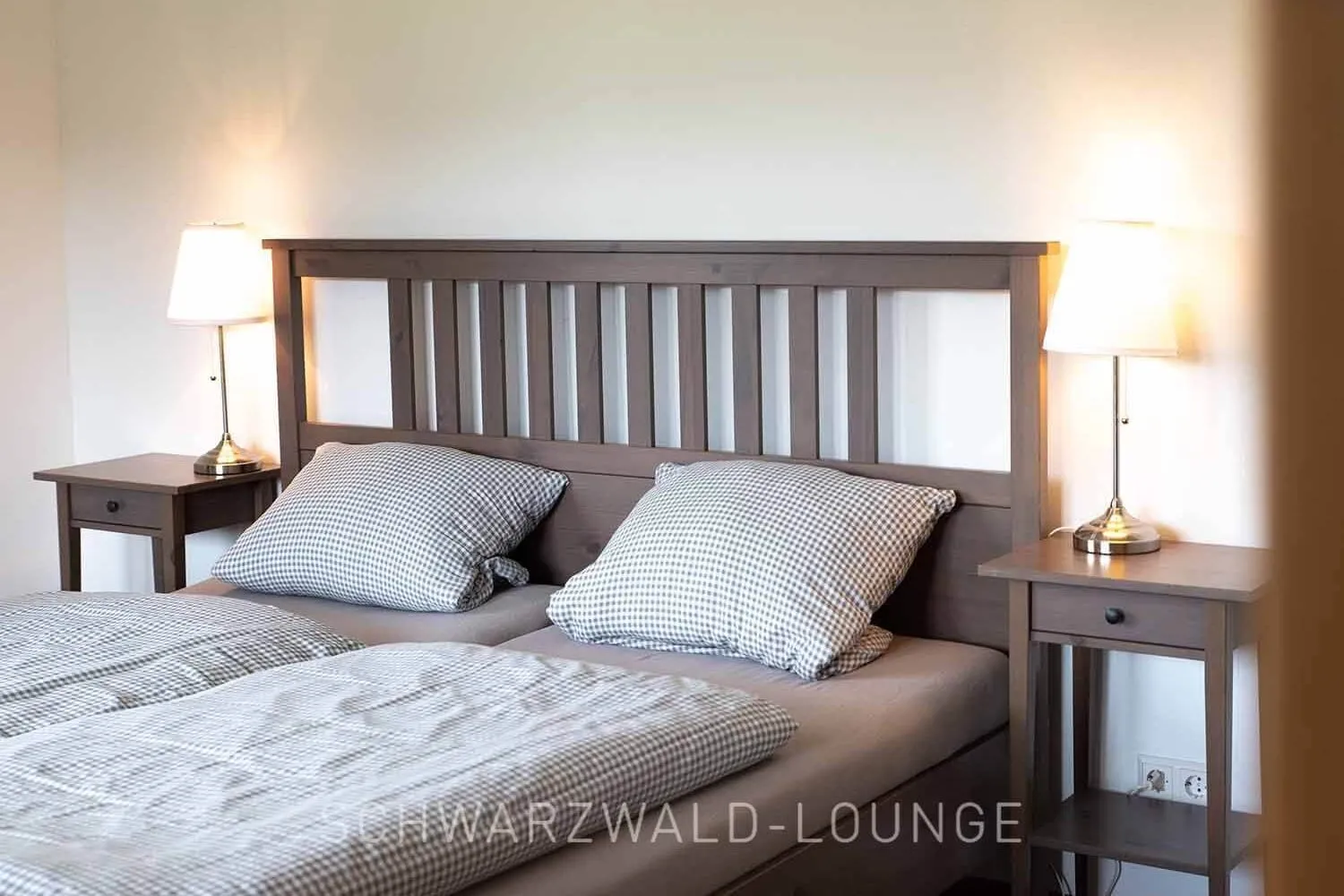 Gemütliches Schlafzimmer im Ferienhaus Brestenberg mit Holzrahmenbett und warmem Licht.