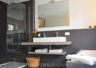 Luxuriöses Badezimmer mit Whirlpool, Walk-in-Dusche und Doppelwaschbecken im Chalet Schwarzwald Lindenbuch.