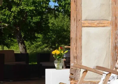 Terrasse mit Holz-Liegestühlen, Lounge-Möbeln und Fachwerkdetails am Chalet Schwarzwald Lindenbuch.