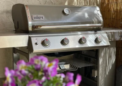 Hochwertiger Weber Gasgrill im Außenbereich des Ferienhauses Hof Busems für gemeinsames Grillen.