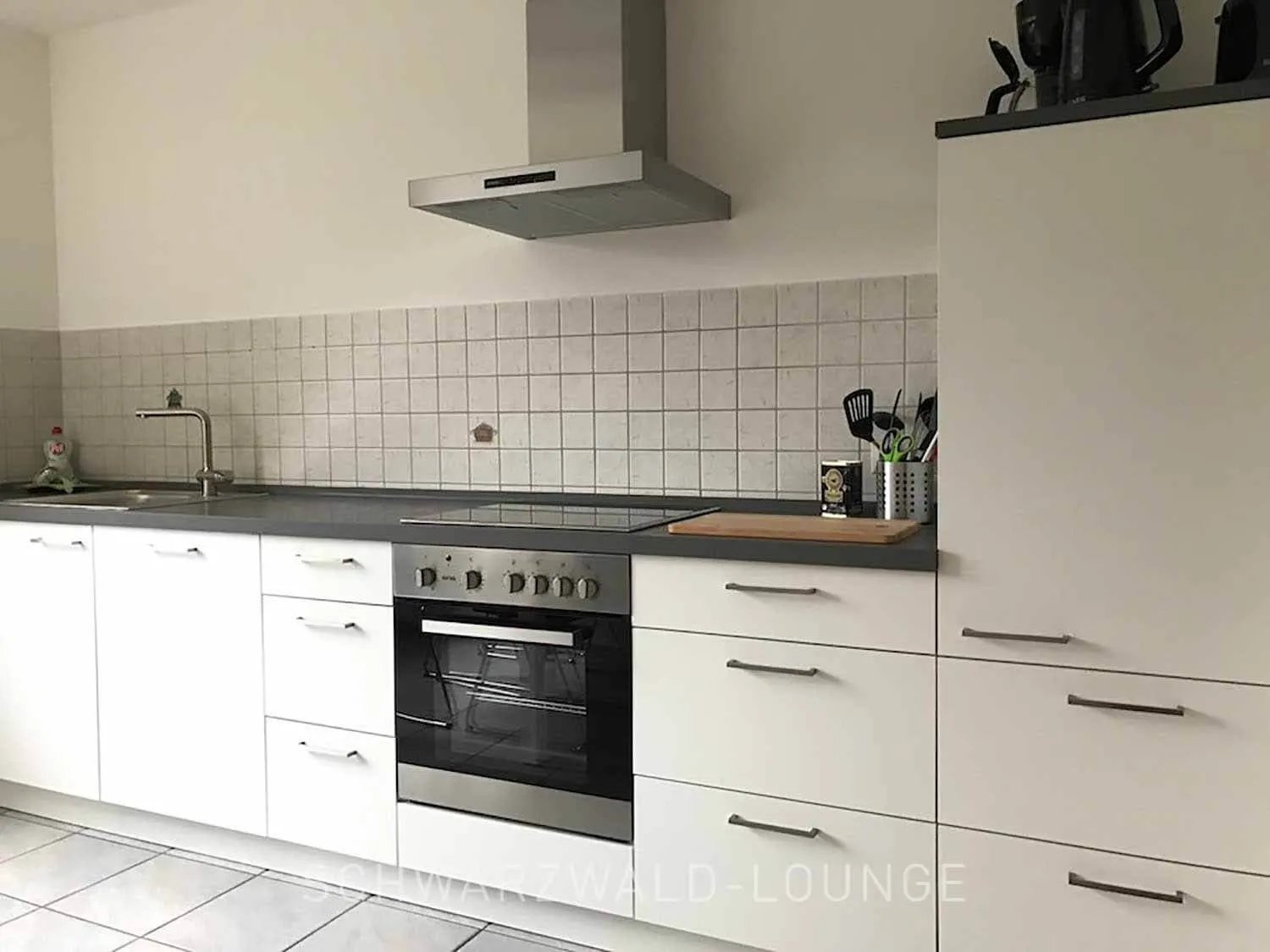Kinzigtal – Moderne Einbauküche in der Schwarzwald-Lounge-Ferienwohnung Moderne Einbauküche mit Herd, Spüle und viel Arbeitsfläche in der Ferienwohnung Kinzigtal.