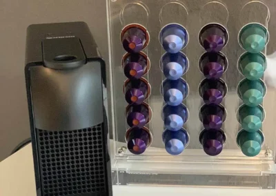 Nespresso-Maschine mit bunter Kapsel-Auswahl in der Ferienwohnung Kinzigtal.