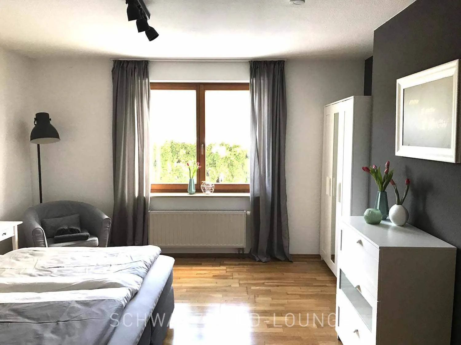 Kinzigtal Schwarzwald – Schlafzimmer mit Boxspringbett & Gartenblick Helles Schlafzimmer der Ferienwohnung Kinzigtal mit Boxspringbett und Blick in den Garten