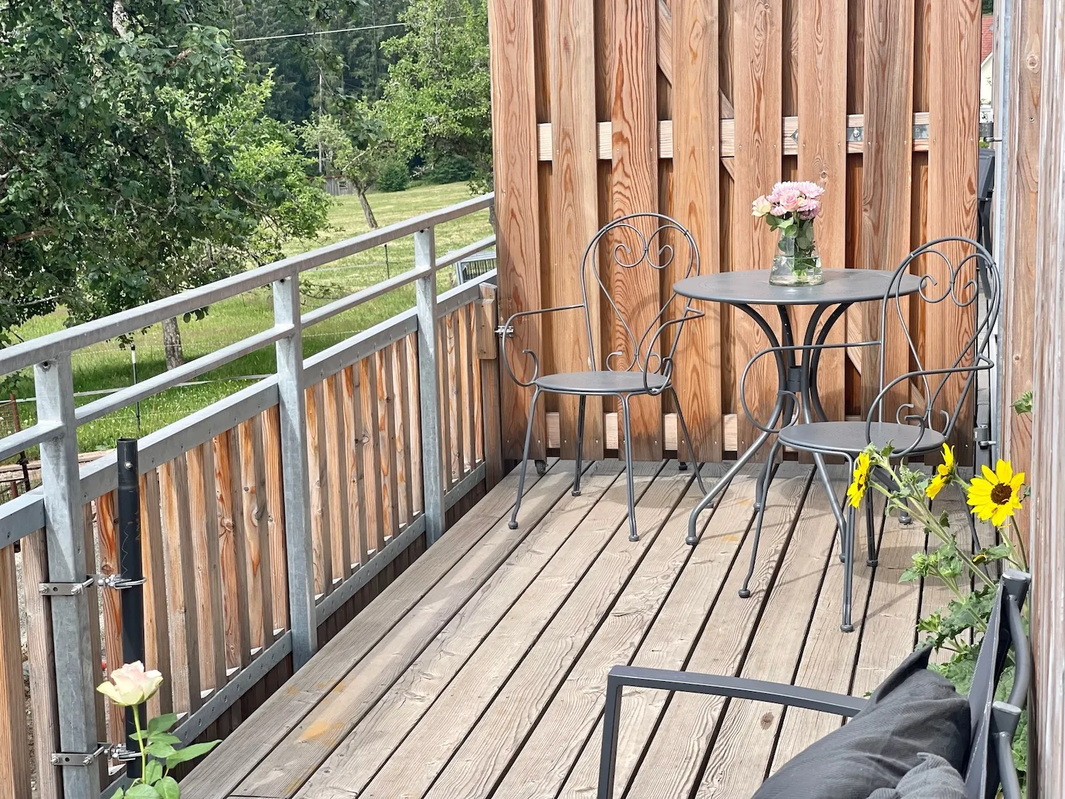 Ostweg Schwarzwald – Balkon mit Naturblick und gemütlicher Sitzecke Balkon mit Sitzmöbeln und Blick ins Grüne der Ferienwohnung Ostweg im Schwarzwald.