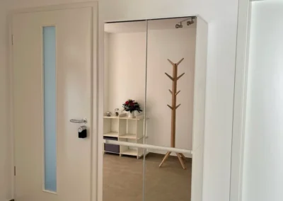 Hausflur mit großem Spiegelschrank in der Ferienwohnung Ostweg Schwarzwald