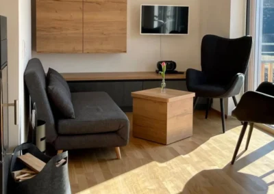 Moderne Sitzecke mit Ohrensesseln und Sofatisch in der Ferienwohnung Ostweg im Schwarzwald