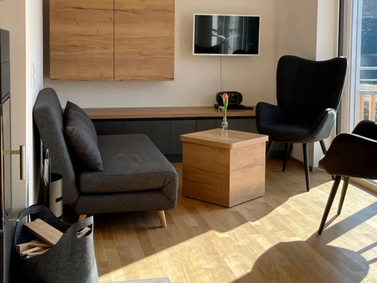 Moderne Sitzecke mit Ohrensesseln und Sofatisch in der Ferienwohnung Ostweg im Schwarzwald
