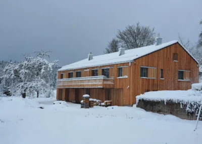 Außenansicht der Ferienwohnung Westweg im Schwarzwald im Winter, modernes Holzhaus im Schnee.