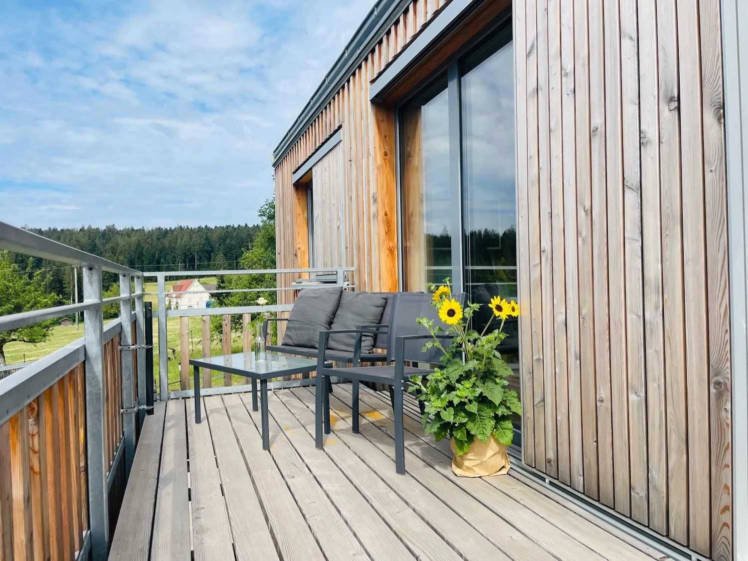 Balkon der Ferienwohnung Westweg mit Sitzbereich und Blick ins Grüne im Schwarzwald.