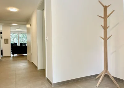 Barrierefreier Eingangsbereich der Ferienwohnung Westweg mit großzügigem Rollstuhl-Wendeplatz und heller, moderner Gestaltung.