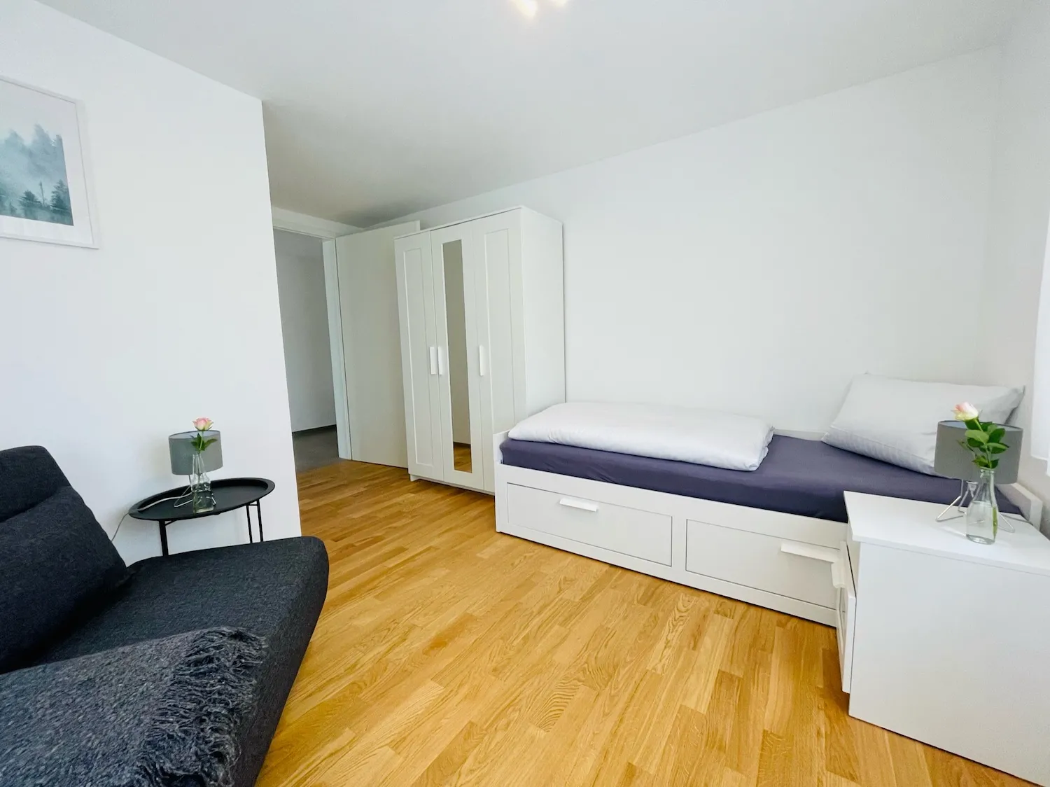 Westweg Schwarzwald – Zweites Schlafzimmer mit Einzelbett & Schlafcouch Zweites Schlafzimmer der Ferienwohnung Westweg mit Schlafcouch, Einzelbett und modernem Kleiderschrank.