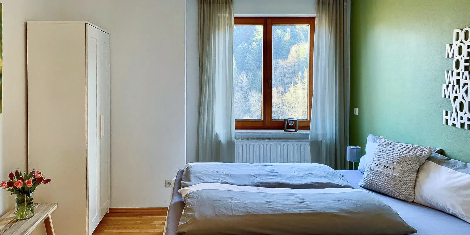 Schlafzimmer der Ferienwohnung Bergsee mit Panoramablick auf den Schwarzwald.