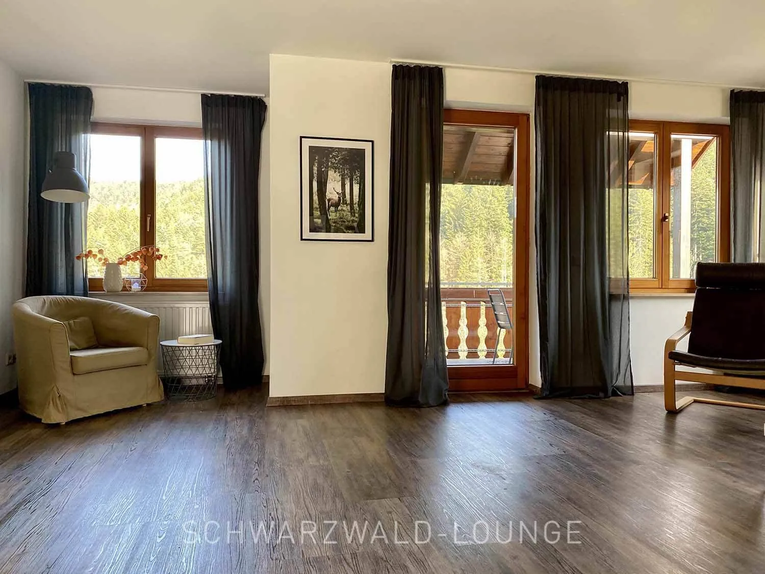 Großzügiges Wohnzimmer mit direktem Zugang zum Balkon in der Ferienwohnung Bergsee Schwarzwald.