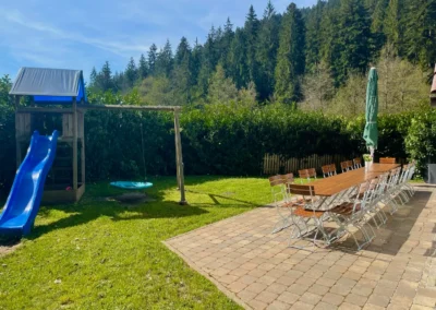 Terrasse vom Schwarzwald Chalet Lohmühle mit modernen Gartenmöbeln und Blick in die Natur.
