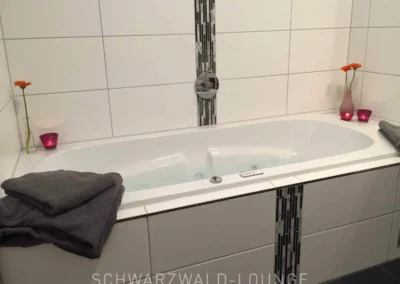 Whirlpool-Badewanne mit Dekoration in der Ferienwohnung Waldwiese