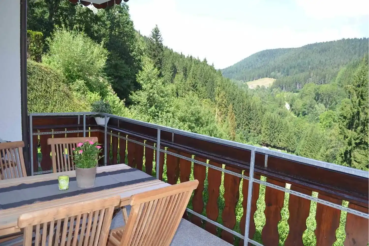 Ferienwohnung Waldwiese – Balkon mit Panoramablick im Schwarzwald Balkon der Ferienwohnung Waldwiese mit Holzterrasse und weiter Aussicht ins Schwarzwaldtal