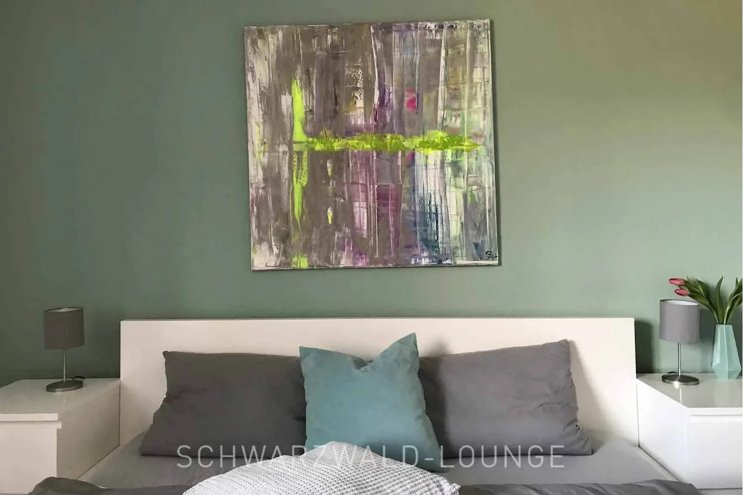 Waldwiese – Modernes Schlafzimmer mit Doppelbett | Schwarzwald-Lounge Schlafzimmer der Ferienwohnung Waldwiese mit modernem Doppelbett und Kunstbild im Schwarzwald