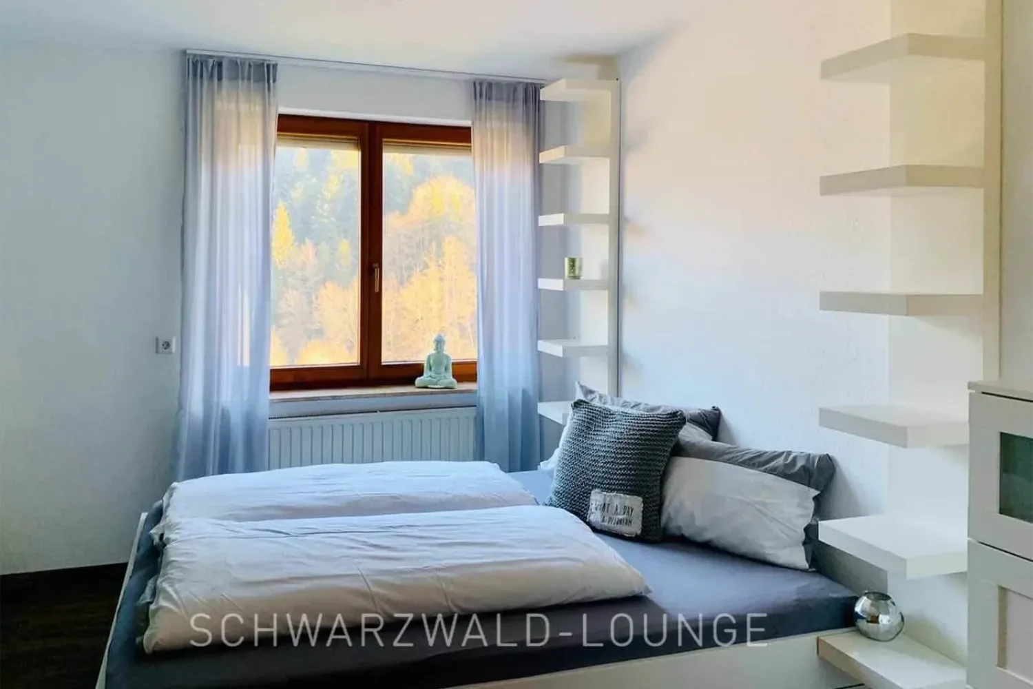 Ferienwohnung Waldwiese – Modernes Schlafzimmer im Schwarzwald Schlafzimmer der Ferienwohnung Waldwiese mit Doppelbett und moderner Einrichtung im Schwarzwald