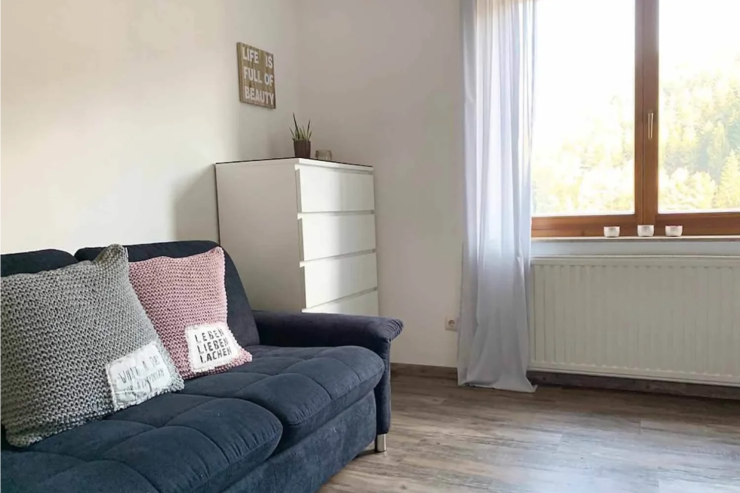 Waldwiese – Schlafzimmer mit Schlafsofa und Tageslicht | Schwarzwald-Lounge Schlafzimmer der Ferienwohnung Waldwiese mit gemütlichem Schlafsofa und Fensterblick im Schwarzwald