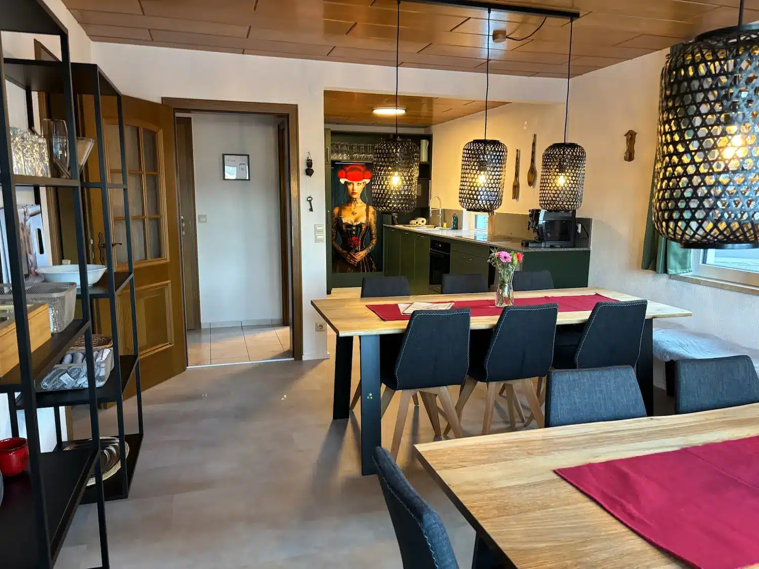 Tanne und Tal Relax – Essbereich mit offener Küche | Schwarzwald-Lounge Essbereich mit Blick auf die grüne Küche und Pendelleuchten im Ferienhaus Tanne und Tal Relax