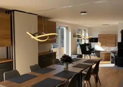 Lichtdurchfluteter Essbereich mit großem Holztisch im Ferienhaus Wiesenblick Schwarzwald