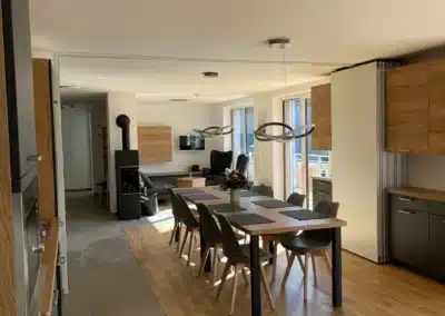 Esszimmer im Ferienhaus Wiesenblick Schwarzwald mit Zugang zum Balkon