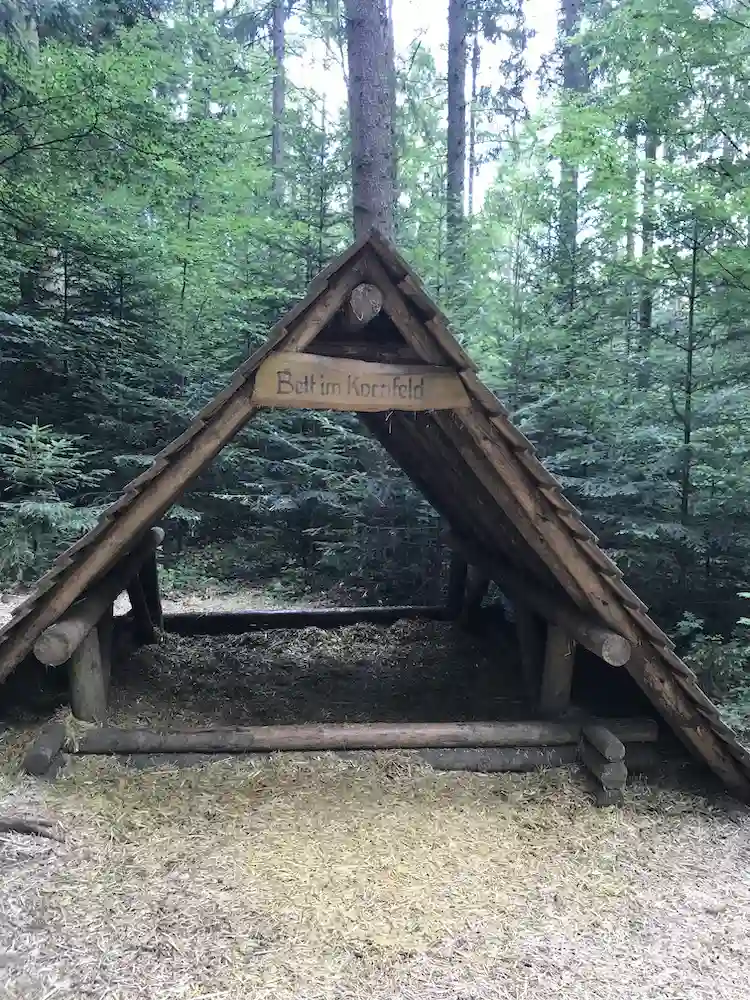 Holzunterstand im Barfußpark Hallwangen im Schwarzwald