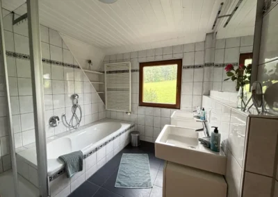 Badezimmer mit Badewanne im Ferienhaus Brestenberg im Schwarzwald – Schwarzwald-Lounge