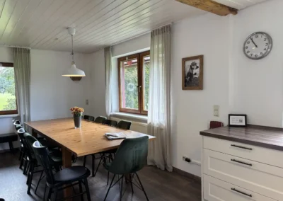 Esszimmer mit Fensterblick im Ferienhaus Brestenberg im Schwarzwald – Schwarzwald-Lounge