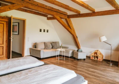Großes Schlafzimmer mit Holzbalken im Haus Brestenberg – Schwarzwald-Lounge