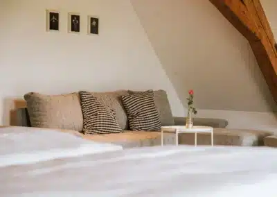 Sofa und Ruhebereich im Schlafzimmer vom Haus Brestenberg – Schwarzwald-Lounge