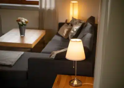 Wohnzimmer mit Sofa und Beleuchtung im Haus Brestenberg – Schwarzwald-Lounge