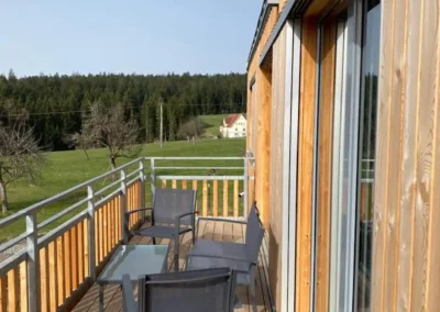 Balkon am Ferienhaus Wiesenblick Schwarzwald mit Blick auf Wiesen und Schwarzwald