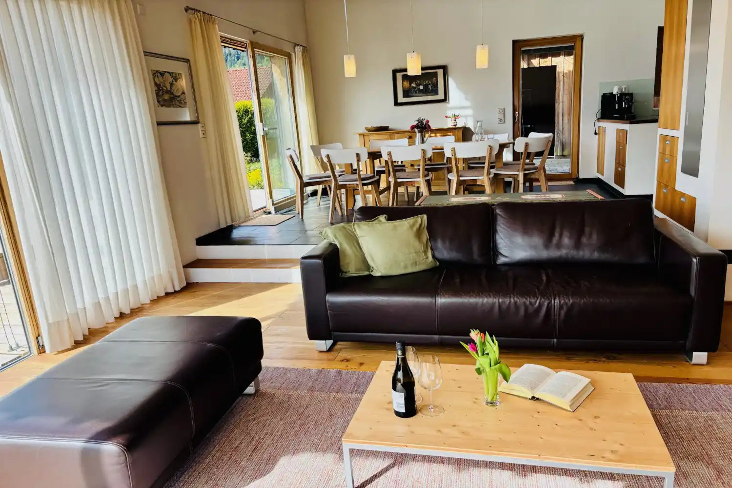 ferienhaus-baiersbronn-einrichtung-lounge-gemuetlich-schwarzwald-lounge Ferienhaus Baiersbronn – Frühstück auf der Terrasse mit Blick auf die Natur im Schwarzwald