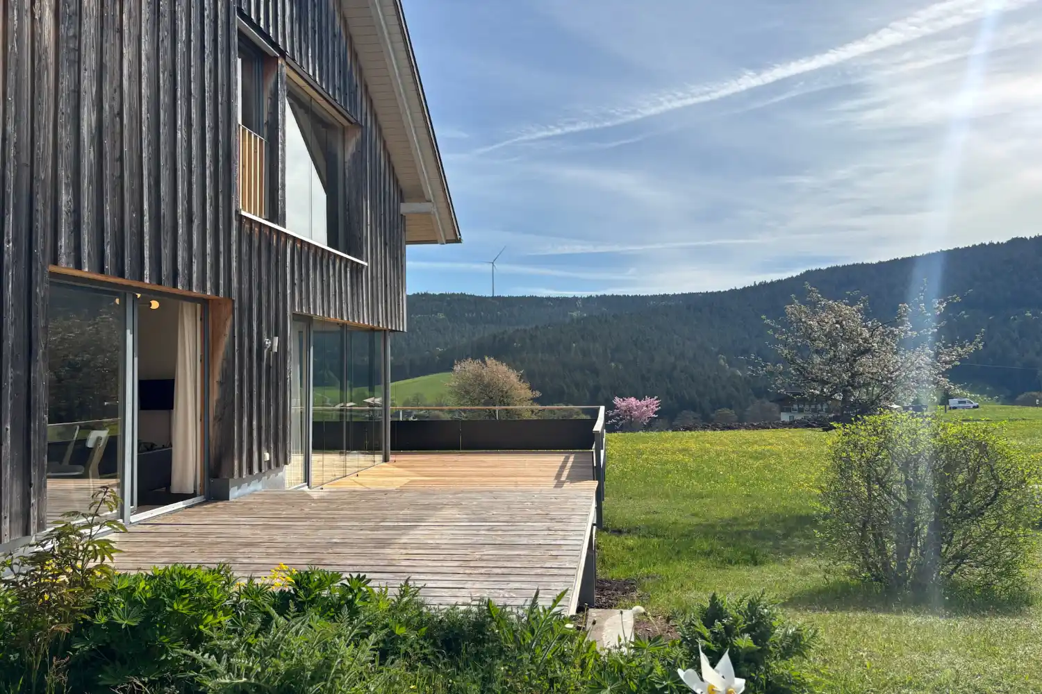Außenansicht vom Ferienhaus Baiersbronn Weitblick mit Terrasse und Panoramablick