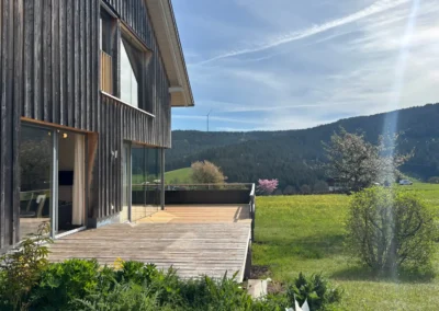 Außenansicht vom Ferienhaus Baiersbronn Weitblick mit Terrasse und Panoramablick