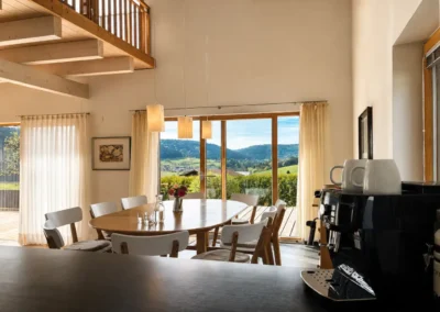 Essbereich mit Küche im Ferienhaus Baiersbronn Weitblick und Panoramablick in den Schwarzwald