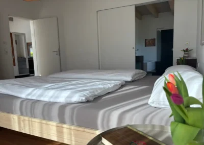 Schlafzimmer im Ferienhaus Baiersbronn Weitblick mit Doppelbett und direktem Badzugang