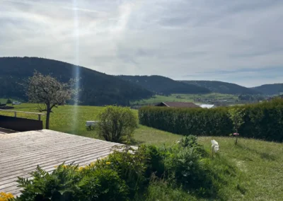 Terrasse vom Ferienhaus Baiersbronn Weitblick mit Aussicht auf Wiesen und Schwarzwaldberge