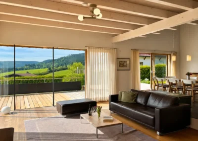 Wohn- und Essbereich im Ferienhaus Baiersbronn Weitblick mit großer Glasfront und Schwarzwaldblick