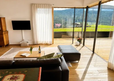 Wohnzimmer im Ferienhaus Baiersbronn Weitblick mit Panoramafenstern und Terrasse