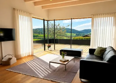 Wohnzimmer im Ferienhaus Baiersbronn Weitblick mit Panoramablick auf den Schwarzwald