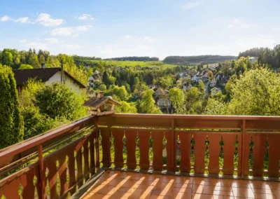 Balkon im Ferienhaus Tanne und Tal Relax mit Panoramablick über das grüne Tal und den Schwarzwald