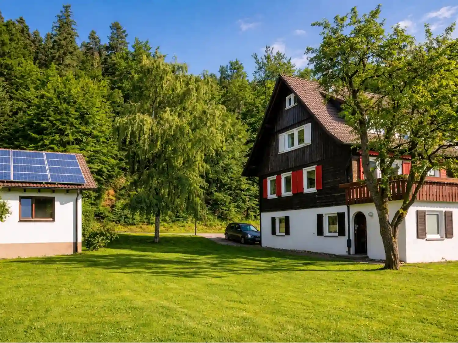 Außenansicht vom Ferienhaus Tanne & Tal Relax im Schwarzwald mit blühendem Baum