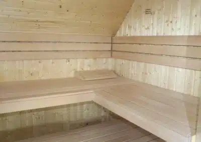 Sauna im Ferienhaus Tanne und Tal Relax mit großzügigen Holzliegen und heller Holzverkleidung