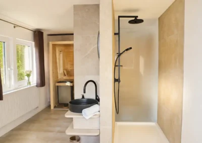 Wellnessbad im Ferienhaus Tanne und Tal Relax mit Regendusche, Waschbecken und Sauna