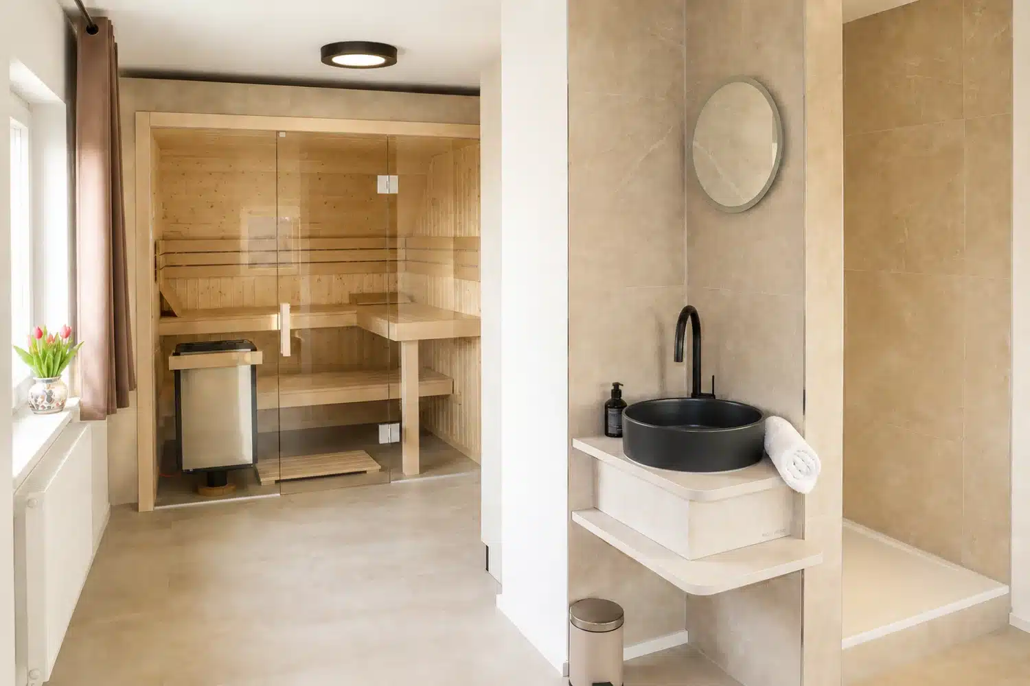 Tanne und Tal Relax – Wellnessbereich mit Sauna und Badezimmer Wellnessbereich im Ferienhaus Tanne und Tal Relax mit Sauna, Dusche und modernem Waschbecken