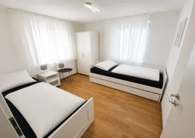 Helles Schlafzimmer mit zwei Einzelbetten in der Ferienwohnung Ostweg Schwarzwald