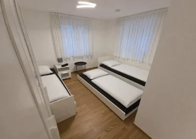 Schlafzimmer mit zwei Einzelbetten und ausgezogenem Zusatzbett in der Ferienwohnung Westweg Schwarzwald