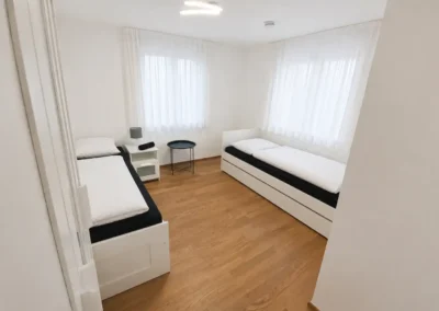 Helles Schlafzimmer mit zwei Einzelbetten in der Ferienwohnung Westweg Schwarzwald